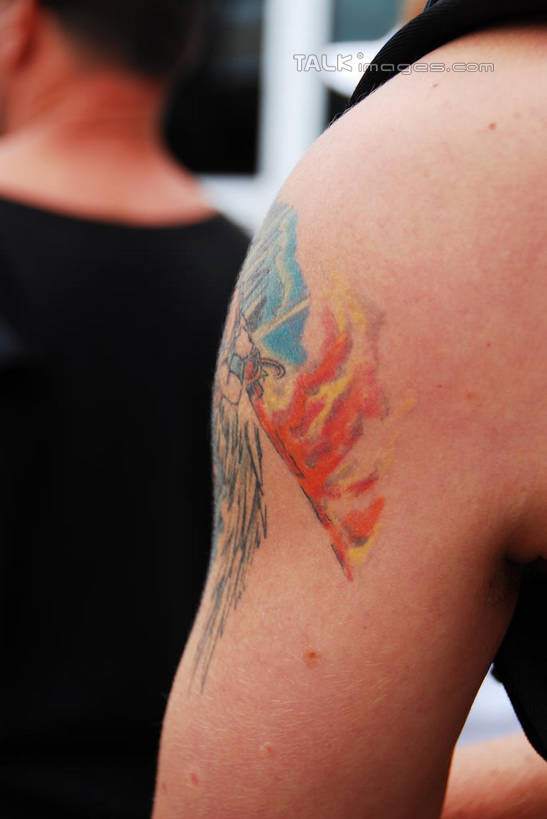 东方人,两个人,竖图,室外,特写,白天,时尚,亚洲,服装,休闲装,黄种人,文化,纹身,背面,衣服,休闲,休闲服,个性,服饰,信仰,刺青,追求,想象,文身,勇气,崇拜,张扬,男人,男性,年轻男性,亚洲人,半身,彩图,shqxy1