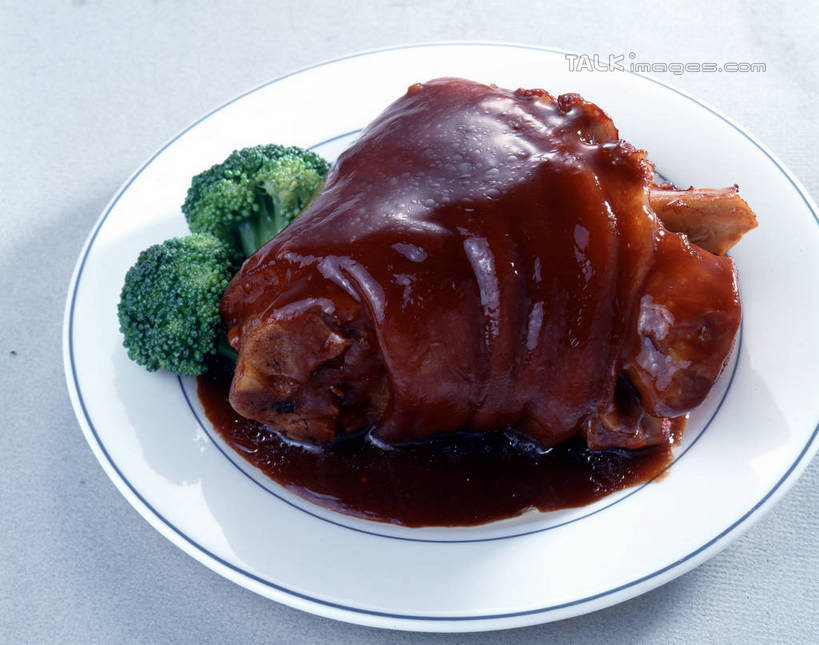 无人,横图,俯视,室内,特写,白天,烹饪,中餐,餐桌,桌子,餐具,阴影,朦胧,模糊,反射,碟子,盘,影子,花菜,花椰菜,红烧,肉,料理,食品,猪肉,菜肴,美食,肉类,菜花,食物,盘子,碟,中式,佳肴,餐台,椰菜花,肉食,红烧蹄髈,蹄髈,豚肉,红烧菜,彩图,高角度拍摄,肘子,红烧肘子,shrj1