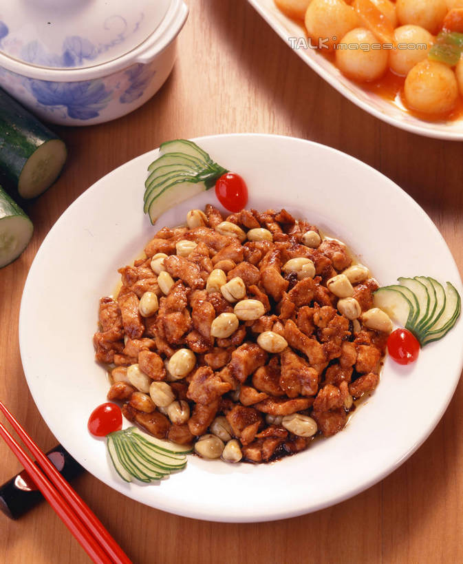 无人,竖图,俯视,室内,特写,白天,烹饪,中餐,植物,餐桌,筷子,桌子,樱桃,豆,花生,黄瓜,辣椒,蔬菜,餐具,水果,玻璃,阴影,新鲜,反射,影子,豆类,豆子,鸡肉,肉,生食,料理,食品,坚果,果实,筷架,筷枕,文化,蔬果,传统,菜肴,美食,肉类,玻璃制品,食物,容器,碗,中式,宫保鸡丁,长生果,佳肴,有机食品,绿色食品,餐台,储藏,礼节,筷子架,储存,川菜,花生仁,礼仪,肉食,豆科,辣角,红海椒,大椒,辣虎,广椒,落花生,落生,四川菜,进餐用具,花生米,樱珠,莺桃,英桃,楔桃,牛桃,荆桃,青瓜,辣子,花生豆,胡瓜,红辣椒,海椒,番椒,彩图,高角度拍摄,贮存,shrj1