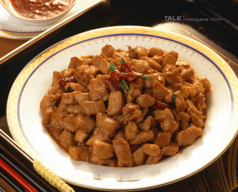 无人,横图,俯视,室内,特写,白天,烹饪,中餐,餐桌,筷子,桌子,辣椒,蔬菜,餐具,阴影,新鲜,反射,碟子,盘,影子,鸡肉,肉,料理,食品,文化,传统,菜肴,美食,肉类,食物,盘子,碟,中式,宫保鸡丁,佳肴,有机食品,绿色食品,餐台,礼节,川菜,礼仪,肉食,辣角,红海椒,大椒,辣虎,广椒,四川菜,进餐用具,辣子,红辣椒,海椒,番椒,彩图,高角度拍摄,shrj1