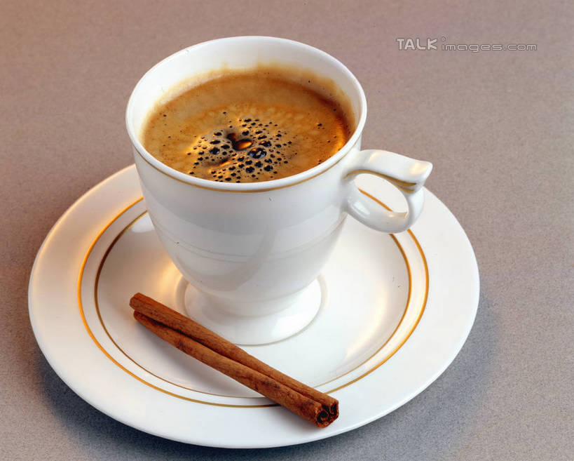 咖啡,无人,横图,俯视,室内,特写,白天,幸福,餐桌,桌子,杯子,餐具,阴影,反射,瓷器,碟子,粉末,盘,影子,调味,香料,佐料,咖啡杯,陶瓷制品,肉桂,娱乐,饮料,盘子,碟,享受,休闲,温馨,粉,放松,乐趣,餐台,肉桂粉,配料,提神,舒适,瓷杯,醒脑,桂皮,作料,软饮料,官桂,牡桂,筒桂,香桂,玉桂,粉状,粉剂,彩图,高角度拍摄,玉桂粉,shrj1