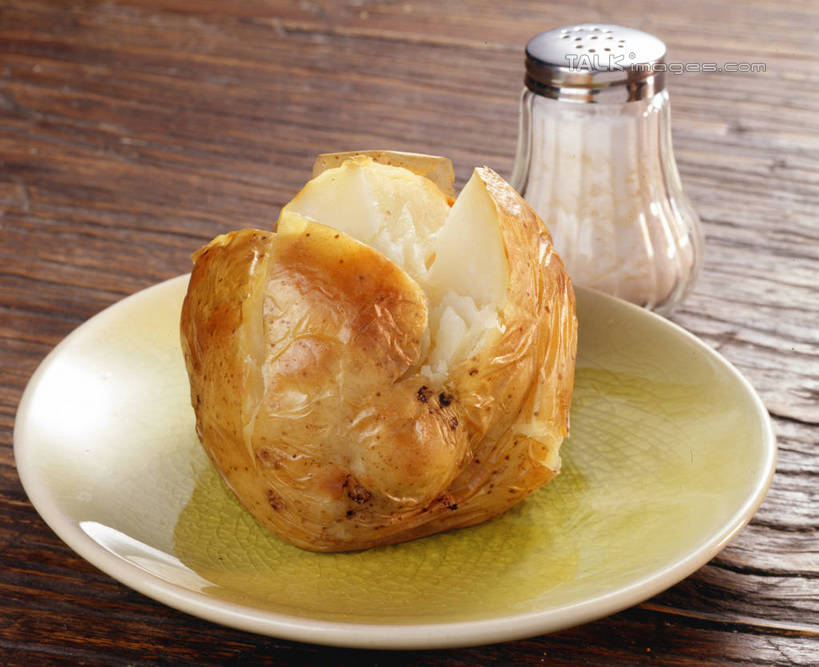 无人,横图,俯视,室内,特写,白天,烹饪,西餐,餐桌,桌子,蔬菜,土豆,餐具,阴影,新鲜,反射,碟子,罐子,盘,影子,调料,盐,料理,食品,调味品,调味料,烤土豆,菜肴,美食,食盐,玻璃制品,食物,盘子,玻璃瓶,瓶子,碟,西式,佳肴,有机食品,绿色食品,餐台,馍馍蛋,洋芋,山药蛋,马铃薯,彩图,高角度拍摄,shrj1