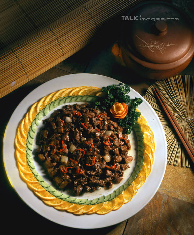 无人,竖图,俯视,室内,特写,白天,烹饪,中餐,餐桌,桌子,黄瓜,蔬菜,杯子,餐具,水果,阴影,新鲜,反射,碟子,壶,盘,影子,陶瓷,肉,生食,料理,食品,果实,陶瓷制品,蔬果,羊肉,菜肴,美食,肉类,水壶,食物,盘子,茶壶,容器,水杯,碟,中式,佳肴,有机食品,绿色食品,餐台,甜橙,肉食,孜然羊肉,茶杯,橙子,橙,青瓜,胡瓜,彩图,高角度拍摄,鹄壳,黄橙,黄果,金橙,金环,金球,糖橙,新疆菜,shrj1