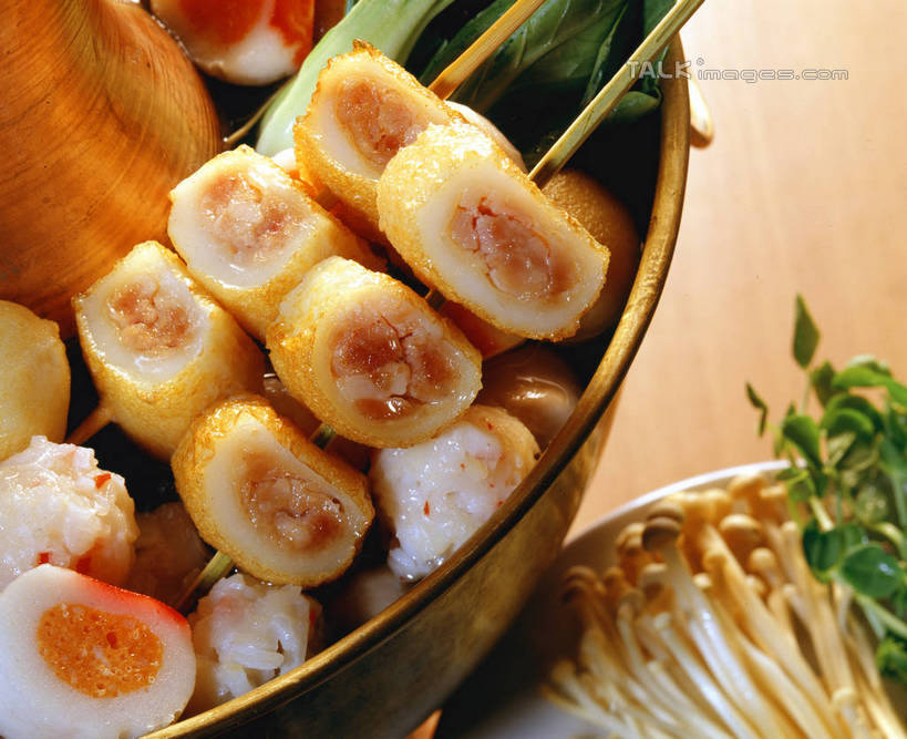 无人,横图,俯视,室内,特写,白天,烹饪,餐桌,桌子,蔬菜,厨具,金属制品,阴影,新鲜,反射,金属,锅子,影子,金针菇,菌菇,肉,日本料理,料理,食品,丸子,菌类,锅,肉糜,肉末,菜肴,美食,肉类,肉丸,竹签,食物,日式料理,日式,食用菌,佳肴,有机食品,绿色食品,餐台,锅具,真菌,贡丸,肉食,烹饪用具,取食签,关东煮,关东炊,黑轮,御田,构菌,金菇,毛柄金钱菌,银针菇,智力菇,烹调用具,烹调,彩图,高角度拍摄,shrj1