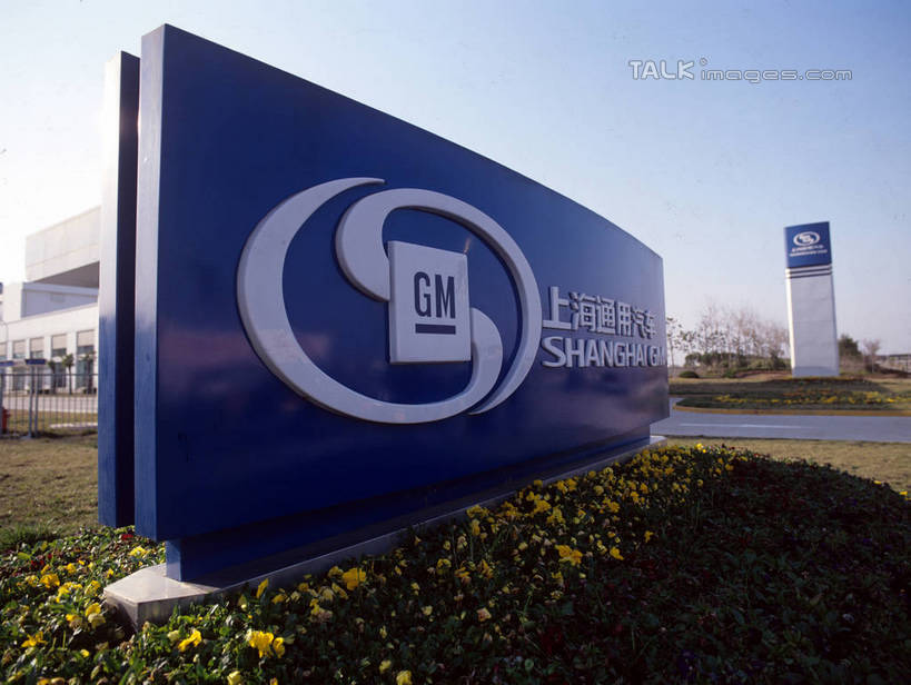 无人,商店,横图,室外,白天,正面,度假,草地,草坪,美景,植物,城市风光,城市,道路,路,指示牌,盛开,英文,标志,文字,字符,字母,景观,小路,交通,花蕾,娱乐,标识,商铺,草,花,花瓣,花朵,鲜花,蓝色,绿色,蓝天,天空,天,花苞,花蕊,享受,休闲,汉字,景色,放松,晴朗,英文字母,专卖店,中文,汽车专卖店,4S店,万里无云,国文,华文,市肆,商号,晴空,晴空万里,彩图,店铺,shrj1