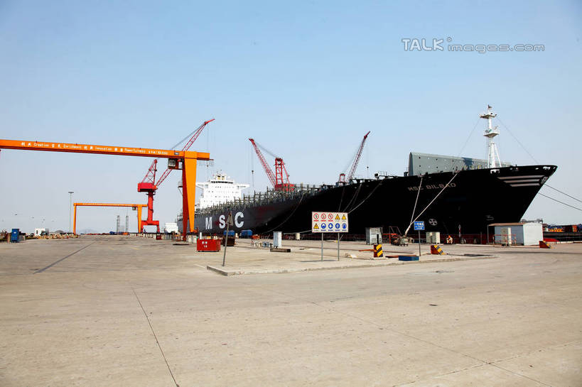 无人,码头,横图,室外,白天,正面,度假,技术,美景,城市风光,城市,港口,建筑,船,韩国,亚洲,阴影,光线,影子,景观,集装箱,娱乐,设备,货柜,施工,蓝色,蓝天,天空,阳光,箱子,交通工具,天,享受,休闲,机械,起重机,景色,放松,运输,晴朗,工程,载具,货船,东亚,物流,万里无云,大韩民国,集装箱码头,晴空,晴空万里,彩图,摆渡口,埠头,渡口,渡头,港湾,海港,货运码头,口岸,商港,商船,shrj1