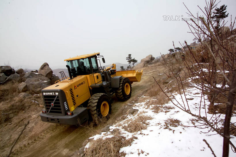 东方人,一个人,坐,横图,室外,白天,正面,工作服,制服,技术,雪,植物,大雪,建筑,亚洲,仅一个男性,仅一个人,枯萎,积雪,雪景,冬季,冬天,枯草,枝条,黄种人,车,草,树,树木,树枝,施工,工人,仅一个年轻男性,黄色,蓝色,绿色,蓝天,天空,自然,交通工具,天,驾驶,行驶,机械,工程车,寒冷,生长,晴朗,成长,操纵,控制,工程,载具,推土机,操控,万里无云,矿工,严寒,把持,交通运输,工作制服,工作车,施工车,虬枝,枝杈,男人,男性,年轻男性,亚洲人,员工,晴空,晴空万里,坐着,彩图,全身,工作套服,矿山工人,匠人,劳动者,体力工,shrj1