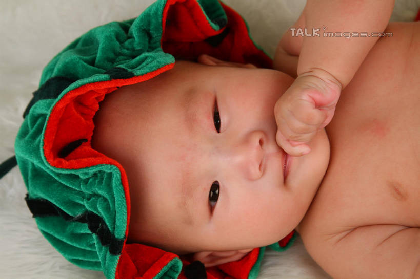 东方人,婴儿,儿童,脸,头,脸颊,手,一个人,躺,横图,俯视,室内,特写,白天,背景,纯洁,地毯,西瓜,帽子,亚洲,仅一个人,咬,服装,装饰,编织,手工艺品,织物,注视,黄种人,裸露,小孩,衣服,工艺品,观察,看,手部,可爱,摄影,服饰,活泼,影棚,观看,单手,华丽,修饰,点缀,咬着,察看,衣着,穿着,关注,宝宝,裸,表演服,演出服,纯真,烂漫,无邪,衬托,美观,雅致,雅观,衣饰,道具服,卧着,伶俐,天真,亚洲人,孩子,头部,脸部,脸蛋,面部,寒瓜,躺着,卧,半身,布景,彩图,高角度拍摄,影棚拍摄,拍摄,shsc1