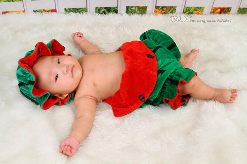 东方人,婴儿,儿童,一个人,躺,伸展双臂,横图,俯视,室内,白天,背景,纯洁,地毯,西瓜,帽子,亚洲,仅一个人,服装,装饰,编织,手工艺品,织物,注视,黄种人,小孩,衣服,工艺品,观察,看,可爱,摄影,服饰,活泼,影棚,观看,华丽,修饰,点缀,察看,衣着,穿着,关注,宝宝,表演服,演出服,纯真,烂漫,无邪,衬托,美观,雅致,雅观,衣饰,道具服,卧着,伶俐,天真,亚洲人,孩子,寒瓜,敞开双臂,伸开双臂,躺着,卧,展开双肩,张开手臂,张开双臂,布景,彩图,高角度拍摄,全身,影棚拍摄,拍摄,shsc1