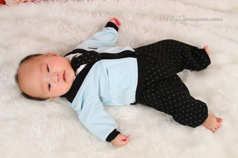 东方人,婴儿,儿童,一个人,躺,伸展双臂,横图,俯视,室内,白天,背景,婴儿服装,纯洁,地毯,亚洲,仅一个人,服装,装饰,编织,手工艺品,织物,注视,黄种人,小孩,衣服,工艺品,观察,看,可爱,摄影,服饰,活泼,影棚,观看,华丽,修饰,点缀,察看,衣着,穿着,关注,宝宝,纯真,烂漫,无邪,衬托,美观,雅致,雅观,衣饰,卧着,伶俐,天真,亚洲人,孩子,敞开双臂,伸开双臂,躺着,卧,展开双肩,张开手臂,张开双臂,布景,彩图,高角度拍摄,全身,影棚拍摄,婴儿服,拍摄,shsc1