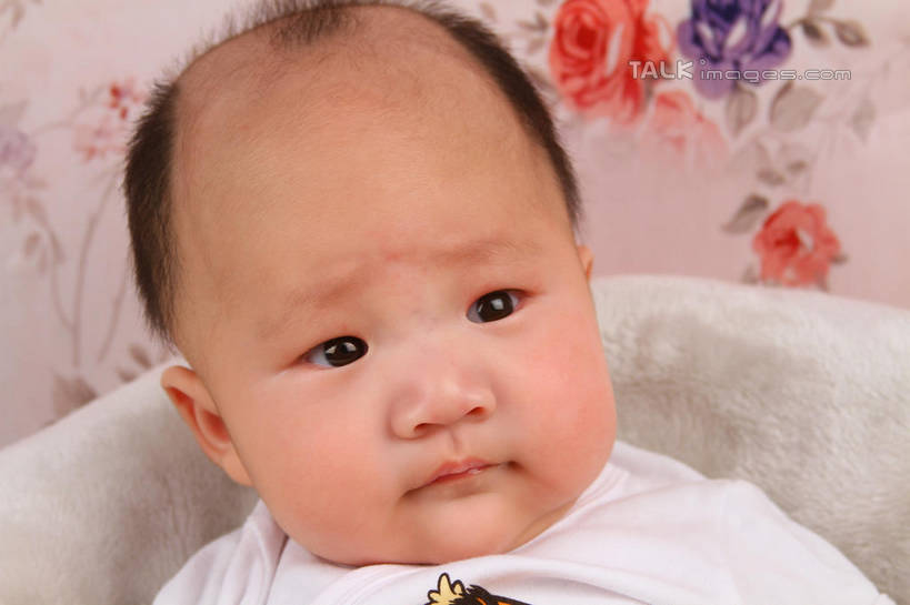 东方人,婴儿,儿童,脸,头,脸颊,一个人,坐,横图,室内,特写,白天,背景,正面,婴儿服装,纯洁,沙发,纺织品,亚洲,仅一个人,服装,装饰,毛毯,毯子,注视,黄种人,纺织,小孩,衣服,垫子,观察,看,温暖,可爱,摄影,服饰,活泼,影棚,观看,华丽,修饰,点缀,察看,衣着,穿着,关注,宝宝,布艺沙发,纯真,烂漫,无邪,衬托,美观,雅致,雅观,衣饰,伶俐,天真,亚洲人,孩子,头部,脸部,脸蛋,面部,坐着,半身,布景,彩图,影棚拍摄,婴儿服,拍摄,shsc1