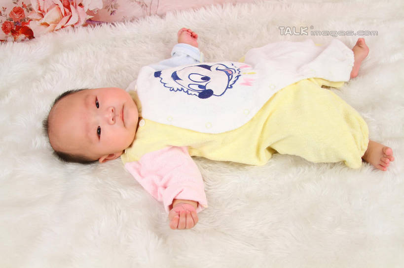 东方人,婴儿,儿童,一个人,躺,伸展双臂,横图,俯视,室内,白天,背景,婴儿服装,纯洁,地毯,亚洲,仅一个人,服装,装饰,编织,手工艺品,织物,注视,黄种人,小孩,衣服,工艺品,观察,看,可爱,摄影,服饰,活泼,影棚,观看,华丽,修饰,点缀,察看,衣着,穿着,关注,宝宝,纯真,烂漫,无邪,衬托,美观,雅致,雅观,衣饰,卧着,伶俐,天真,亚洲人,孩子,敞开双臂,伸开双臂,躺着,卧,展开双肩,张开手臂,张开双臂,布景,彩图,高角度拍摄,全身,影棚拍摄,婴儿服,拍摄,shsc1