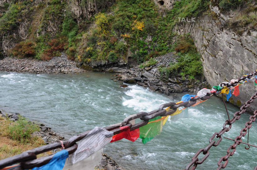 无人,横图,俯视,室外,白天,旅游,度假,草地,草坪,河流,石头,美景,山,山脉,树林,水,植物,旗帜,叶子,金属制品,中国,亚洲,许多,飘扬,金属,石子,河水,景观,山峰,水花,水流,山峦,娱乐,草,树,树木,绿色,自然,群山,享受,休闲,景色,放松,铁链,四川省,生长,成长,链条,自然风光,东亚,铁索,四川,阿坝,中华人民共和国,西南地区,阿坝藏族羌族自治州,阿坝州,川,理县,米亚罗,米亚罗风景区,叶,叶片,石块,岩石,彩图,高角度拍摄,shsgf1