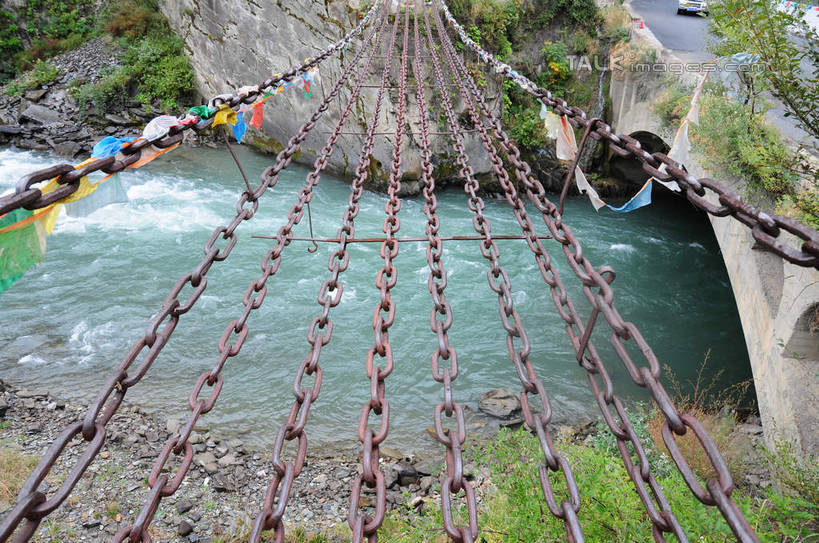 无人,横图,俯视,室外,白天,旅游,度假,草地,草坪,河流,石头,美景,山,山脉,树林,水,植物,旗帜,叶子,金属制品,中国,亚洲,许多,飘扬,金属,石子,河水,景观,山峰,水花,水流,山峦,娱乐,草,树,树木,绿色,自然,群山,享受,休闲,景色,放松,铁链,四川省,生长,成长,链条,自然风光,东亚,铁索,四川,阿坝,中华人民共和国,西南地区,阿坝藏族羌族自治州,阿坝州,川,理县,米亚罗,米亚罗风景区,叶,叶片,石块,岩石,彩图,高角度拍摄,shsgf1