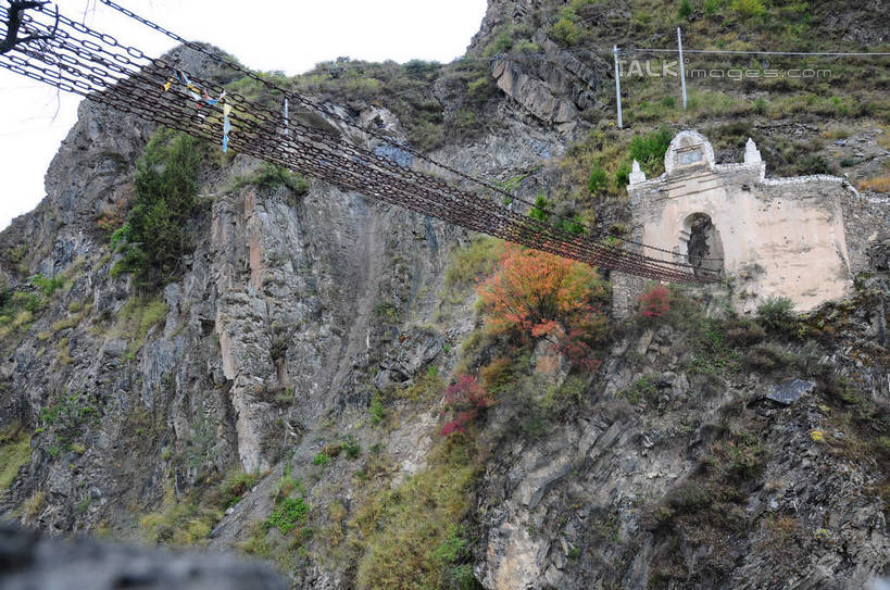 无人,横图,室外,白天,仰视,旅游,度假,草地,草坪,河流,石头,美景,山,山脉,树林,水,植物,叶子,金属制品,中国,亚洲,金属,石子,墙,河水,景观,山峰,水花,水流,山峦,娱乐,墙壁,墙面,草,树,树木,绿色,天空,自然,群山,天,享受,休闲,景色,放松,铁链,四川省,生长,成长,链条,自然风光,东亚,铁索,四川,阿坝,中华人民共和国,西南地区,阿坝藏族羌族自治州,阿坝州,川,理县,米亚罗,米亚罗风景区,叶,叶片,石块,岩石,彩图,低角度拍摄,shsgf1