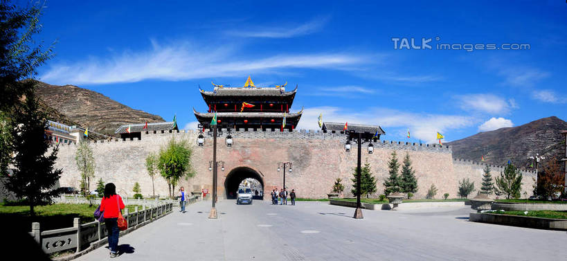 东方人,背部,栏杆,走,横图,室外,白天,正面,旅游,度假,名胜古迹,树林,植物,门,标志建筑,地标,建筑,路灯,汽车,旗帜,照明,中国,亚洲,一辆,许多,游客,游人,阴影,遗迹,飘扬,光线,影子,墙,云,云朵,古城,围栏,灯光,地面,许多人,云彩,黄种人,古迹,文物,娱乐,建设,城墙,古建筑,护栏,旅客,墙壁,墙面,车,灯,树,树木,蓝色,绿色,白云,蓝天,天空,阳光,自然,门框,交通工具,轿车,天,行驶,一群人,享受,休闲,旅游胜地,放松,四川省,生长,成长,照亮,照明设备,古文明,东亚,四川,阿坝,中华人民共和国,西南地区,阿坝藏族羌族自治州,阿坝州,川,松潘古城,松潘县,男人,男性,年轻男性,年轻女性,女人,女性,亚洲人,步行,散步,走路,彩图,全身,shsgf1