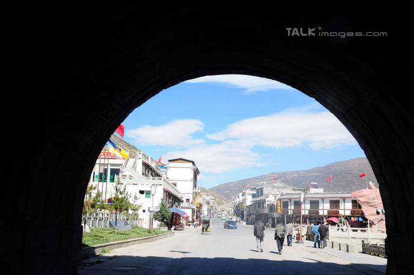 东方人,背部,栏杆,走,横图,室外,白天,正面,旅游,度假,名胜古迹,树林,植物,门,标志建筑,地标,建筑,路灯,汽车,旗帜,照明,中国,亚洲,许多,游客,游人,阴影,遗迹,飘扬,光线,影子,墙,云,云朵,拱门,古城,围栏,灯光,地面,许多人,云彩,黄种人,古迹,文物,娱乐,建设,城墙,古建筑,护栏,旅客,墙壁,墙面,车,灯,树,树木,蓝色,绿色,白云,蓝天,天空,阳光,自然,门框,交通工具,轿车,天,行驶,一群人,享受,休闲,旅游胜地,放松,四川省,拱形,生长,成长,照亮,照明设备,古文明,东亚,四川,阿坝,中华人民共和国,西南地区,阿坝藏族羌族自治州,阿坝州,川,松潘古城,松潘县,男人,男性,年轻男性,年轻女性,女人,女性,亚洲人,步行,散步,走路,彩图,全身,shsgf1