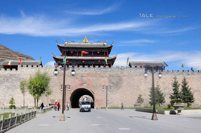 东方人,背部,栏杆,走,横图,室外,白天,正面,旅游,度假,名胜古迹,树林,植物,门,标志建筑,地标,建筑,路灯,汽车,旗帜,照明,中国,亚洲,许多,游客,游人,阴影,遗迹,飘扬,光线,影子,墙,云,云朵,古城,围栏,灯光,地面,许多人,云彩,黄种人,古迹,文物,娱乐,建设,城墙,古建筑,护栏,旅客,墙壁,墙面,车,灯,树,树木,蓝色,绿色,白云,蓝天,天空,阳光,自然,门框,交通工具,轿车,天,行驶,一群人,享受,休闲,旅游胜地,放松,四川省,生长,成长,照亮,照明设备,古文明,东亚,四川,阿坝,中华人民共和国,西南地区,阿坝藏族羌族自治州,阿坝州,川,松潘古城,松潘县,男人,男性,年轻男性,年轻女性,女人,女性,亚洲人,步行,散步,走路,彩图,全身,shsgf1