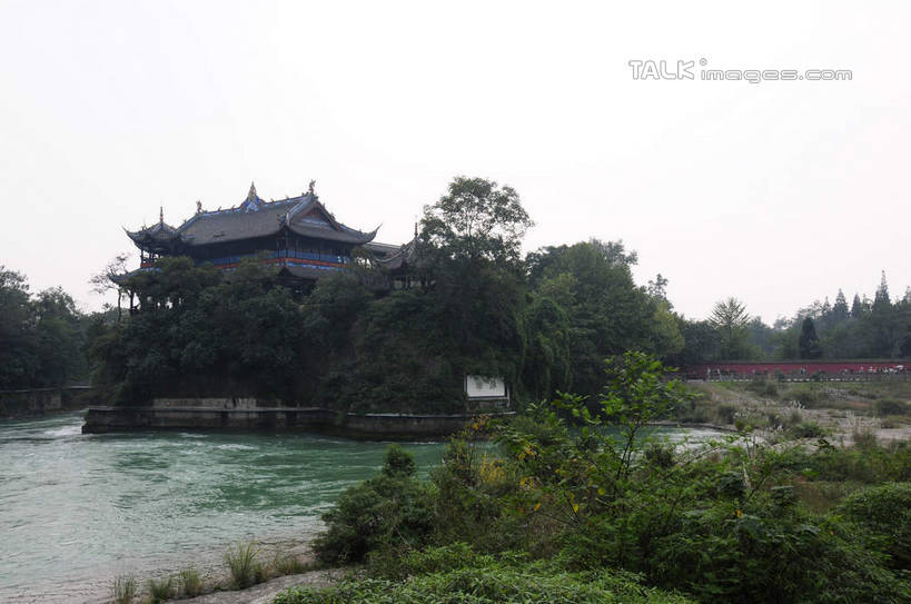 无人,横图,室外,白天,正面,旅游,度假,草地,草坪,河流,名胜古迹,水,植物,标志建筑,地标,建筑,指示牌,都江堰,中国,亚洲,遗迹,标志,瓦片,文字,房屋,屋檐,屋子,河水,水流,建筑群,古迹,文物,娱乐,标识,建设,传统,古建筑,檐,草,树,树木,绿色,天空,自然,天,享受,休闲,汉字,旅游胜地,放松,四川省,生长,成长,中文,古朴,古文明,东亚,四川,中华人民共和国,西南地区,川,都江堰市,彩图,房子,shsgf1