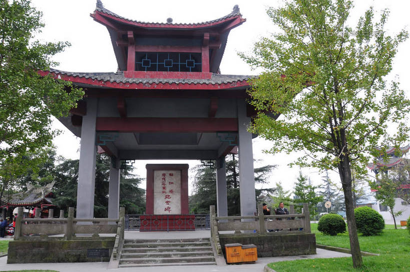 无人,栏杆,横图,室外,白天,正面,旅游,度假,名胜古迹,植物,标志建筑,道路,地标,建筑,街道,路,公路,都江堰,中国,亚洲,遗迹,标志,文字,房屋,阶梯,亭子,屋子,纪念碑,建筑群,围栏,地面,交通,古迹,文化,文物,娱乐,标识,建设,传统,古建筑,护栏,民居,台阶,树,树木,绿色,天空,自然,凉亭,天,享受,休闲,汉字,旅游胜地,放松,四川省,生长,成长,中文,古朴,古文明,东亚,四川,中华人民共和国,西南地区,民族文化,川,都江堰市,马路,彩图,房子,shsgf1