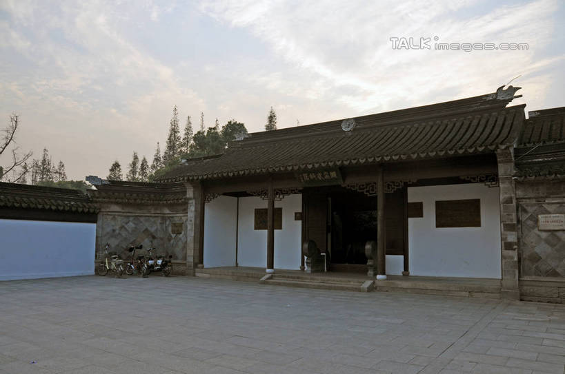 无人,家,横图,室外,白天,正面,度假,美景,城市风光,城市,建筑,中国,亚洲,阴影,光线,瓦片,影子,柱子,房屋,屋顶,屋子,景观,云,云朵,云彩,顶棚,瓦,娱乐,江苏,楼房,住宅,蓝色,白云,蓝天,天空,阳光,天,享受,休闲,景色,放松,建造,晴朗,东亚,屋瓦,江苏省,昆山,昆山市,中华人民共和国,华东地区,苏,鹿城,晴空,彩图,房子,shsgf1