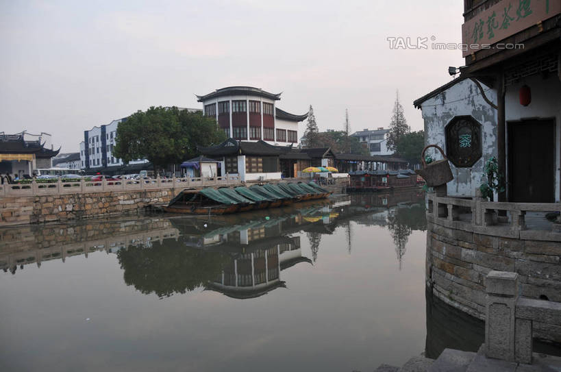 无人,家,栏杆,横图,室外,白天,正面,旅游,度假,河流,名胜古迹,水,标志建筑,地标,建筑,中国,亚洲,阴影,遗迹,光线,影子,房屋,屋子,河水,水流,围栏,古迹,文物,娱乐,建设,古建筑,江苏,护栏,楼房,住宅,蓝色,倒影,蓝天,天空,阳光,天,享受,休闲,旅游胜地,放松,晴朗,倒映,古文明,东亚,江苏省,昆山,昆山市,万里无云,中华人民共和国,华东地区,苏,反照,鹿城,千灯镇,晴空,晴空万里,彩图,房子,shsgf1