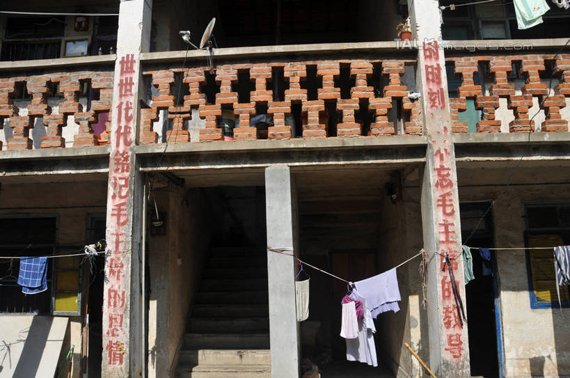 无人,家,栏杆,横图,室外,白天,仰视,度假,美景,窗户,门,城市风光,城市,衣架,上海,中国,亚洲,吊挂,悬挂,阴影,服装,光线,标志,文字,影子,柱子,字符,房屋,屋子,景观,围栏,挂,娱乐,标识,护栏,楼房,玻璃窗,住宅,衣服,阳光,门框,享受,休闲,汉字,景色,放松,服饰,奉贤区,申,衣着,穿着,中文,东亚,上海市,中华人民共和国,沪,华东地区,国文,华文,衣饰,燎原农场,挂衣架,晾衣架,彩图,低角度拍摄,房子,shsgf1