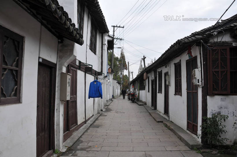 无人,家,横图,室外,白天,正面,旅游,度假,名胜古迹,植物,门,标志建筑,道路,地标,建筑,路,上海,中国,亚洲,遗迹,电力,电线,电线杆,线,房屋,墙,屋子,小路,电能,交通,线路,古迹,文物,娱乐,建设,古建筑,楼房,墙壁,墙面,住宅,树,树木,绿色,自然,门框,享受,休闲,旅游胜地,放松,生长,成长,电,电源,申,能量,青浦区,古文明,东亚,上海市,中华人民共和国,沪,华东地区,练塘,练塘镇,彩图,房子,shsgf1