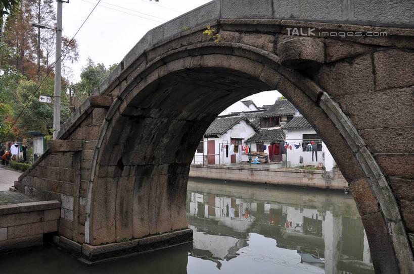 无人,家,横图,室外,白天,正面,旅游,度假,河流,石头,名胜古迹,水,植物,标志建筑,地标,建筑,上海,中国,亚洲,遗迹,电力,电线,电线杆,石子,线,房屋,屋子,河水,水流,桥,电能,线路,古迹,文物,娱乐,建设,古建筑,石桥,楼房,拱桥,住宅,栈桥,树,树木,绿色,倒影,自然,享受,休闲,旅游胜地,放松,拱形,生长,成长,人行桥,电,石拱桥,电源,申,倒映,能量,青浦区,古文明,东亚,上海市,中华人民共和国,沪,华东地区,反照,练塘,练塘镇,石块,彩图,房子,shsgf1