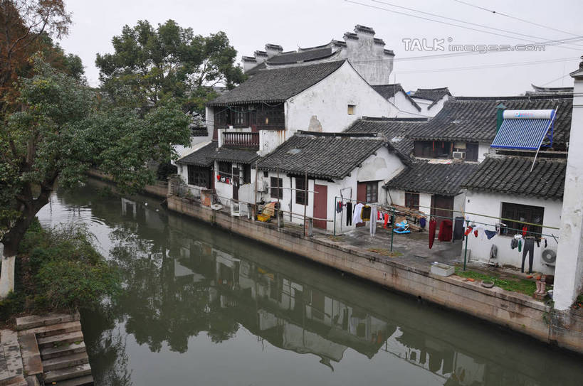 无人,家,横图,俯视,室外,白天,旅游,度假,河流,名胜古迹,水,植物,楼梯,标志建筑,地标,建筑,上海,中国,亚洲,吊挂,悬挂,服装,遗迹,房屋,阶梯,屋子,河水,水流,挂,古迹,文物,娱乐,建设,古建筑,楼房,台阶,住宅,树,树木,衣服,绿色,倒影,自然,晾衣绳,绳子,享受,休闲,旅游胜地,放松,服饰,生长,成长,申,倒映,衣着,穿着,青浦区,古文明,东亚,上海市,中华人民共和国,沪,华东地区,衣饰,反照,练塘,练塘镇,彩图,高角度拍摄,房子,shsgf1