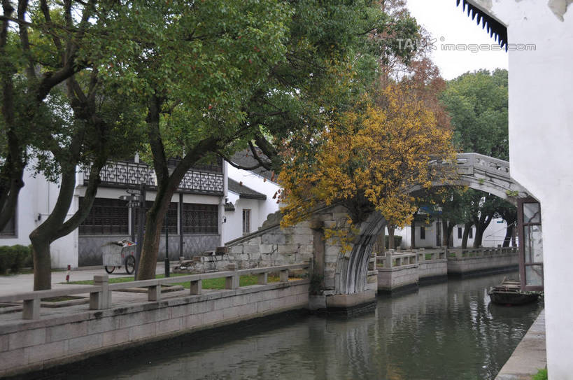 无人,家,横图,室外,白天,正面,旅游,度假,河流,石头,名胜古迹,水,植物,标志建筑,地标,建筑,上海,中国,亚洲,遗迹,石子,房屋,屋子,河水,水流,桥,古迹,文物,娱乐,建设,古建筑,石桥,楼房,拱桥,住宅,栈桥,树,树木,绿色,倒影,自然,享受,休闲,旅游胜地,放松,拱形,生长,成长,人行桥,石拱桥,申,倒映,青浦区,古文明,东亚,上海市,中华人民共和国,沪,华东地区,反照,练塘,练塘镇,石块,彩图,房子,shsgf1