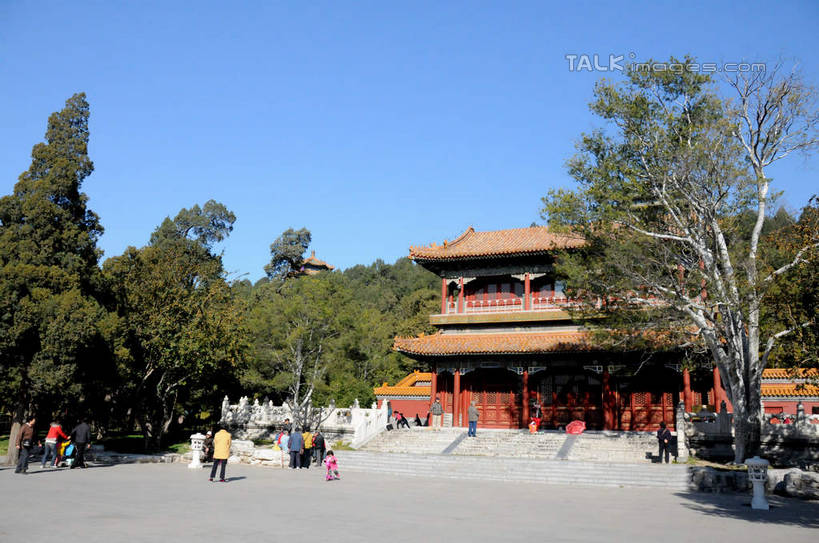 东方人,宫殿,走,横图,室外,白天,正面,度假,美景,植物,城市风光,城市,建筑,北京,中国,亚洲,行人,游客,游人,阴影,服装,光线,瓦片,影子,屋顶,景观,首都,许多人,顶棚,瓦,休闲装,黄种人,娱乐,景山公园,路人,旅客,树,树木,衣服,蓝色,绿色,蓝天,天空,阳光,自然,天,一群人,享受,休闲,休闲服,景色,放松,建造,服饰,生长,晴朗,成长,宫廷,东亚,屋瓦,万里无云,中华人民共和国,北京市,京,北平,华北地区,王宫,过客,男人,男性,年轻男性,年轻女性,女人,女性,亚洲人,晴空,晴空万里,步行,散步,走路,彩图,全身,皇宫,shsgf1