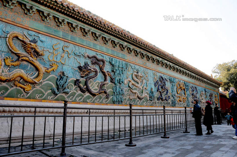 东方人,故宫,宫殿,栏杆,走,横图,室外,白天,正面,旅游,度假,成功,名胜古迹,植物,标志建筑,地标,建筑,雕塑,北京,中国,亚洲,行人,游客,游人,服装,遗迹,艺术,装饰,龙,雕刻,雕像,墙,围栏,首都,许多人,休闲装,黄种人,古迹,文物,娱乐,建设,古建筑,护栏,路人,旅客,墙壁,墙面,树,树木,衣服,绿色,天空,自然,工艺品,紫禁城,天,一群人,享受,休闲,休闲服,旅游胜地,放松,服饰,生长,成长,纪念,美术,权利,高贵,主题,图腾,传说,陈列,古文明,东亚,中华人民共和国,北京市,京,北平,华北地区,功能,美学,祥瑞,灵兽,权势,尊荣,北京故宫博物院,过客,幸运,男人,男性,年轻男性,年轻女性,女人,女性,亚洲人,步行,散步,走路,半身,彩图,shsgf1