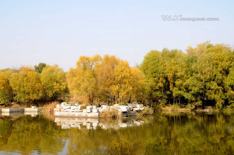 无人,公园,横图,室外,白天,正面,旅游,度假,湖,湖泊,名胜古迹,水,植物,标志建筑,地标,建筑,北京,圆明园,中国,亚洲,阴影,波纹,遗迹,光线,影子,湖面,水流,水面,涟漪,首都,古迹,文物,娱乐,建设,古建筑,树,树木,蓝色,绿色,倒影,蓝天,水纹,天空,阳光,自然,波浪,湖水,天,享受,休闲,旅游胜地,放松,生长,晴朗,成长,倒映,古文明,东亚,海淀区,万里无云,中华人民共和国,北京市,京,北平,华北地区,水晕,反照,晴空,晴空万里,彩图,圆明园遗址,圆明园遗址公园,shsgf1