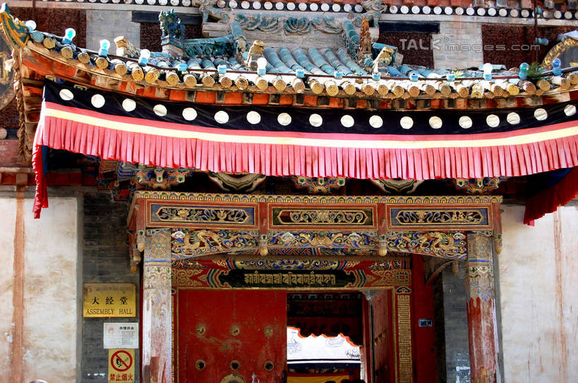 无人,寺庙,横图,室外,白天,正面,旅游,度假,名胜古迹,门,标志建筑,地标,建筑,雕塑,中国,亚洲,节日,遗迹,艺术,装饰,雕刻,雕像,墙,古迹,文化,文物,娱乐,建设,古建筑,墙壁,墙面,工艺品,门框,庙宇,祈祷,享受,休闲,健康,旅游胜地,放松,许愿,宗教,佛教,信仰,纪念,祈求,美术,主题,陈列,古文明,东亚,青海,青海省,塔尔寺,鲁沙尔镇,西宁,中华人民共和国,省会,功能,美学,西北地区,西宁市,青,释教,县城,湟中,湟中县,平安,彩图,庙,寺,shsgf1