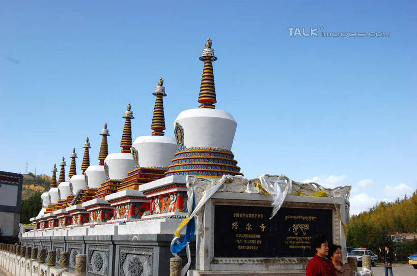 东方人,寺庙,走,横图,室外,白天,正面,旅游,度假,名胜古迹,植物,标志建筑,地标,建筑,中国,亚洲,行人,游客,游人,阴影,服装,节日,遗迹,光线,影子,云,云朵,许多人,云彩,休闲装,黄种人,古迹,文化,文物,娱乐,建设,古建筑,路人,旅客,树,树木,衣服,蓝色,绿色,白云,蓝天,天空,阳光,自然,庙宇,天,祈祷,一群人,享受,休闲,健康,休闲服,旅游胜地,放松,许愿,宗教,服饰,佛教,信仰,生长,晴朗,成长,纪念,祈求,古文明,东亚,青海,青海省,塔尔寺,鲁沙尔镇,西宁,中华人民共和国,省会,西北地区,西宁市,青,释教,县城,过客,湟中,湟中县,平安,男人,男性,年轻男性,年轻女性,女人,女性,亚洲人,晴空,步行,散步,走路,半身,彩图,庙,寺,shsgf1