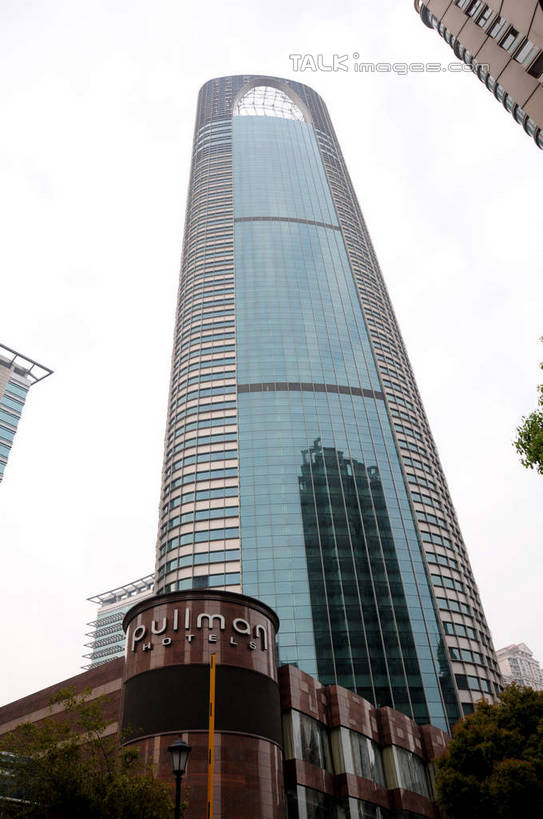 无人,高楼大厦,竖图,室外,白天,仰视,度假,美景,植物,窗户,城市风光,标志建筑,城市,大厦,地标,建筑,摩天大楼,上海,中国,亚洲,墙,景观,娱乐,建设,浦东,玻璃窗,墙壁,墙面,树,树木,绿色,天空,自然,天,享受,休闲,景色,放松,环球金融中心,生长,成长,申,陆家嘴,浦东新区,上海环球金融中心,东亚,上海市,中华人民共和国,沪,华东地区,环球金融中心大厦,彩图,低角度拍摄,大楼,高层建筑,高楼,摩天楼,shsgf1