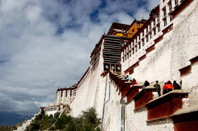 无人,宫殿,横图,室外,白天,仰视,旅游,度假,名胜古迹,植物,标志建筑,地标,建筑,布达拉宫,中国,亚洲,阴影,节日,遗迹,光线,影子,云,云朵,建筑群,云彩,古迹,文化,文物,娱乐,建设,古建筑,拉萨,西藏,树,树木,蓝色,绿色,白云,蓝天,天空,阳光,自然,天,祈祷,享受,休闲,健康,旅游胜地,放松,许愿,宗教,佛教,信仰,生长,晴朗,成长,纪念,祈求,藏,古文明,东亚,西藏自治区,首府,中华人民共和国,西南地区,拉萨市,释教,第二普陀山,平安,晴空,彩图,低角度拍摄,shsgf1