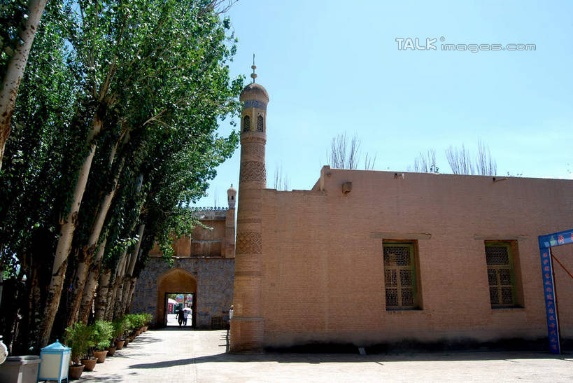 无人,横图,室外,白天,正面,旅游,度假,名胜古迹,植物,标志建筑,地标,建筑,中国,亚洲,阴影,遗迹,光线,影子,古迹,文物,娱乐,建设,古建筑,树,树木,蓝色,绿色,蓝天,天空,阳光,自然,天,享受,休闲,墓地,旅游胜地,放松,生长,晴朗,成长,坟墓,陵墓,坟场,古文明,东亚,喀什,香妃墓,新疆,万里无云,中华人民共和国,新疆维吾尔自治区,西北地区,喀什市,晴空,晴空万里,彩图,喀什地区,香妃墓地,新,shsgf1