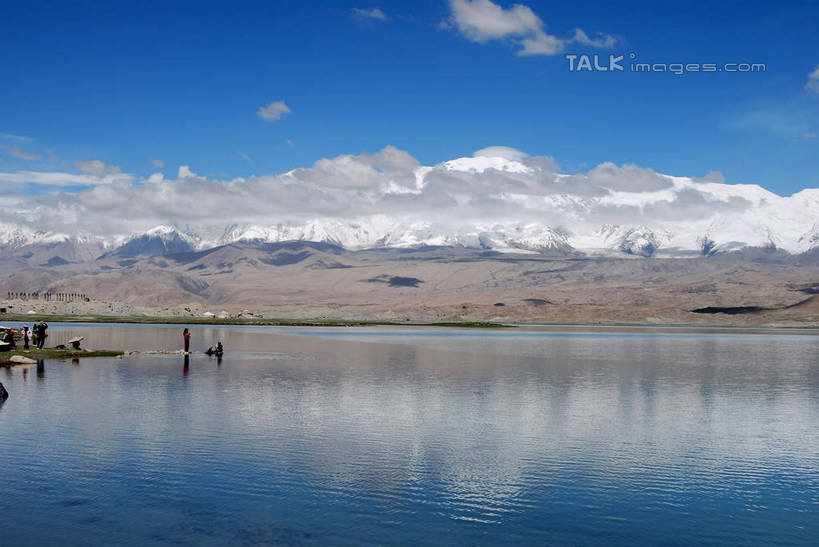 无人,横图,室外,白天,正面,旅游,度假,河流,石头,美景,山,山脉,水,中国,亚洲,阴影,波纹,光线,石子,影子,河水,景观,山峰,水流,云,云朵,涟漪,山峦,云彩,娱乐,蓝色,白云,倒影,蓝天,水纹,天空,阳光,自然,波浪,群山,天,享受,休闲,景色,放松,晴朗,倒映,自然风光,东亚,喀什,新疆,中华人民共和国,水晕,新疆维吾尔自治区,西北地区,喀什市,反照,石块,岩石,晴空,彩图,喀什地区,新,shsgf1