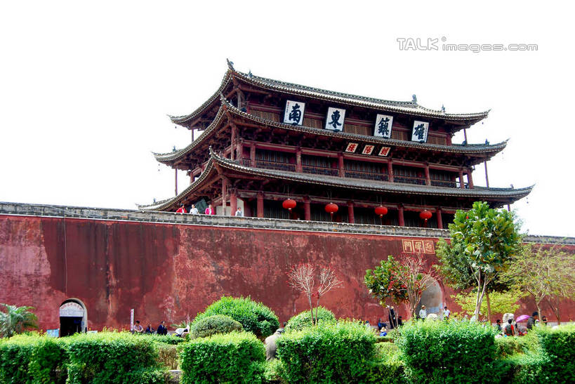 无人,横图,室外,白天,仰视,旅游,度假,草地,草坪,名胜古迹,植物,标志建筑,地标,建筑,照明,中国,亚洲,遗迹,标志,灯笼,文字,纸灯笼,字符,墙,古迹,文物,娱乐,标识,建设,古建筑,云南,墙壁,墙面,草,树,树木,绿色,天空,自然,灯具,天,享受,休闲,汉字,旅游胜地,放松,生长,成长,照亮,照明设备,中文,古文明,东亚,云南省,建水,建水县,中华人民共和国,西南地区,国文,华文,滇,红河,红河州,红河哈尼族彝族自治州,彩图,低角度拍摄,临安镇,shsgf1