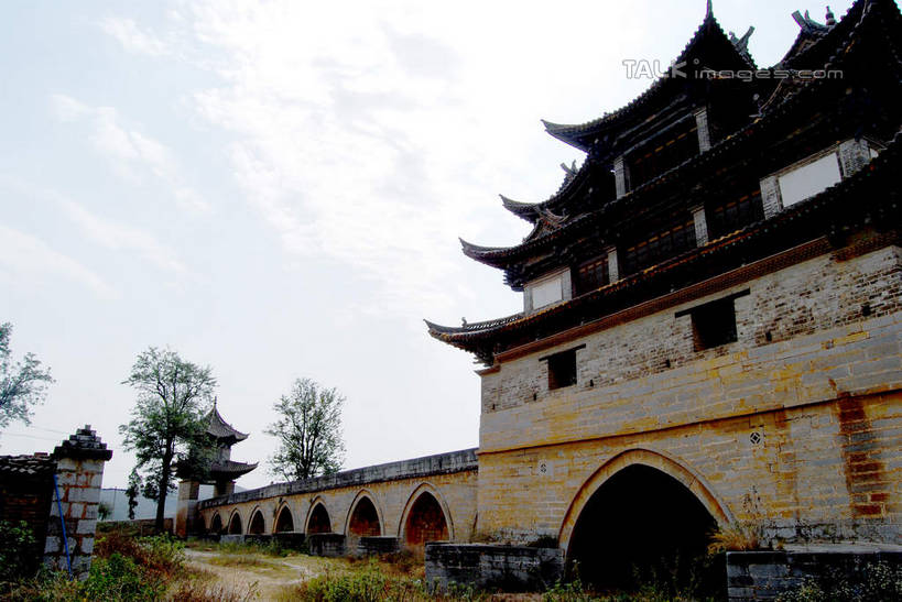 无人,横图,室外,白天,仰视,旅游,度假,草地,草坪,名胜古迹,植物,门,标志建筑,地标,建筑,中国,亚洲,阴影,遗迹,光线,影子,墙,拱门,古迹,文物,娱乐,建设,古建筑,云南,墙壁,墙面,草,树,树木,绿色,天空,阳光,自然,门框,天,享受,休闲,旅游胜地,放松,生长,成长,古文明,东亚,云南省,建水,建水县,中华人民共和国,西南地区,滇,红河,红河州,红河哈尼族彝族自治州,彩图,低角度拍摄,临安镇,shsgf1