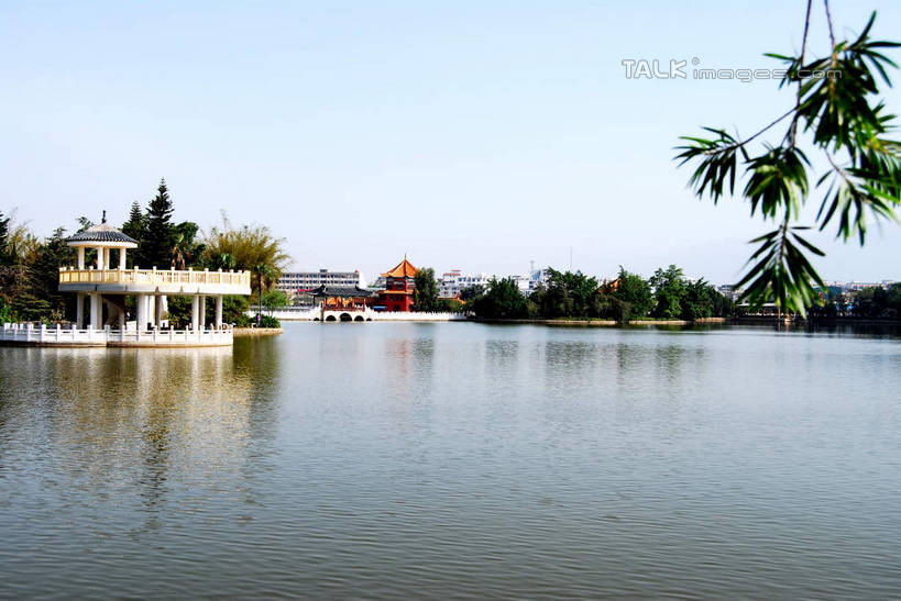 无人,横图,室外,白天,正面,旅游,度假,湖,湖泊,名胜古迹,水,植物,标志建筑,地标,建筑,中国,亚洲,阴影,波纹,遗迹,光线,影子,湖面,水流,水面,枝条,涟漪,古迹,文物,娱乐,建设,古建筑,云南,树,树木,树枝,蓝色,绿色,倒影,蓝天,水纹,天空,阳光,自然,波浪,湖水,天,享受,休闲,旅游胜地,放松,生长,晴朗,成长,倒映,古文明,东亚,云南省,建水,建水县,万里无云,中华人民共和国,水晕,西南地区,滇,红河,红河州,红河哈尼族彝族自治州,反照,虬枝,枝杈,晴空,晴空万里,彩图,临安镇,shsgf1