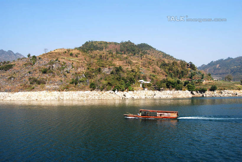 无人,横图,室外,白天,正面,旅游,度假,河流,美景,山,山脉,水,船,中国,亚洲,阴影,波纹,飞溅,溅,光线,液体,影子,河水,景观,山峰,水滴,水流,山峦,娱乐,游船,水珠,蓝色,蓝天,水纹,天空,阳光,自然,船尾波,交通工具,波浪,群山,天,享受,休闲,景色,放松,游乐设施,晴朗,舟,喷洒,自然风光,载具,东亚,贵州,贵州省,兴义市,万里无云,中华人民共和国,黔,西南地区,黔西南,黔西南州,黔西南布依族苗族自治州,晴空,晴空万里,彩图,兴义,shsgf1