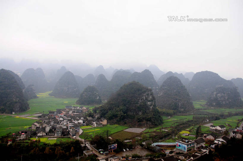 无人,家,横图,俯视,航拍,室外,白天,旅游,度假,草地,草坪,美景,山,山脉,植物,雾,中国,亚洲,朦胧,模糊,房屋,屋子,景观,山峰,山峦,娱乐,楼房,住宅,草,树,树木,绿色,天空,自然,群山,天,享受,休闲,景色,放松,生长,成长,迷雾,鸟瞰,自然风光,东亚,贵州,贵州省,万峰林,兴义市,马岭河峡谷,中华人民共和国,黔,西南地区,黔西南,黔西南州,黔西南布依族苗族自治州,大雾,彩图,高角度拍摄,房子,马岭河大峡谷,兴义,shsgf1