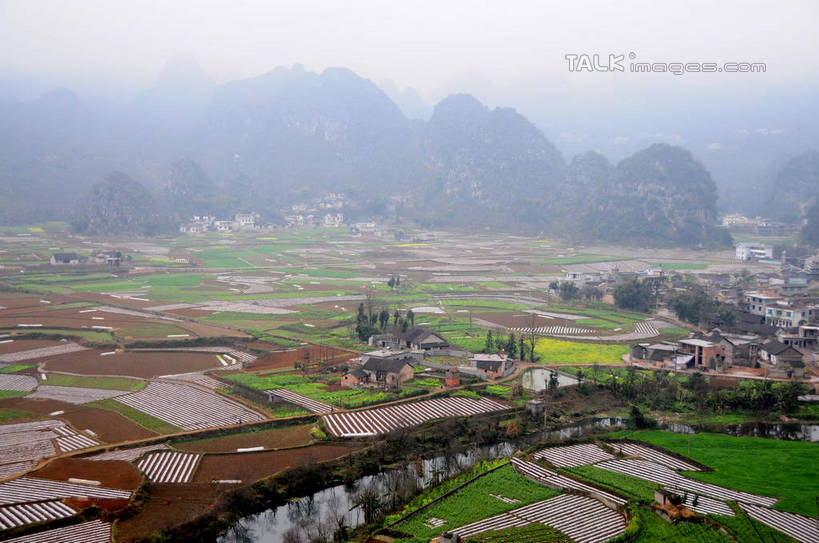 无人,家,农田,横图,俯视,航拍,室外,白天,旅游,度假,庄稼,农作物,草地,草坪,美景,山,山脉,植物,雾,中国,亚洲,朦胧,模糊,房屋,屋子,景观,山峰,山峦,娱乐,楼房,住宅,草,树,树木,绿色,天空,自然,群山,天,享受,休闲,景色,放松,生长,成长,迷雾,鸟瞰,自然风光,东亚,贵州,贵州省,万峰林,兴义市,马岭河峡谷,中华人民共和国,黔,西南地区,黔西南,黔西南州,黔西南布依族苗族自治州,大雾,彩图,高角度拍摄,耕地,庄稼田,房子,马岭河大峡谷,兴义,shsgf1