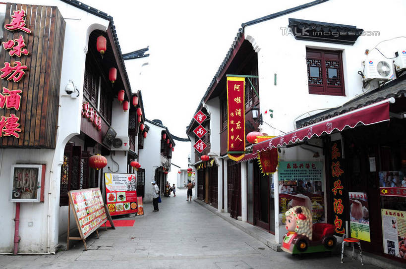 无人,餐厅,家,横图,室外,白天,正面,旅游,度假,名胜古迹,标志建筑,道路,地标,建筑,路,照明,上海,中国,亚洲,吊挂,悬挂,遗迹,标志,灯笼,文字,纸灯笼,字符,房屋,墙,屋子,小路,交通,挂,古迹,文物,娱乐,标识,建设,古建筑,楼房,墙壁,墙面,住宅,天空,灯具,天,享受,休闲,汉字,旅游胜地,放松,照亮,申,照明设备,中文,古文明,东亚,闵行区,上海市,浦江镇,召稼楼,中华人民共和国,沪,华东地区,国文,华文,彩图,房子,餐馆,饭店,饭馆,shsgf1