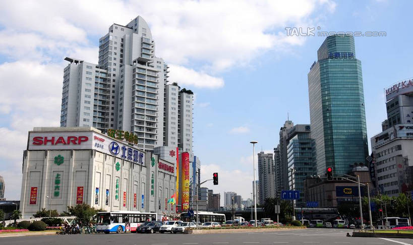 东方人,高楼大厦,走,横图,室外,白天,仰视,度假,安全,美景,植物,城市风光,城市,大厦,道路,建筑,路,摩天大楼,公路,上海,中国,亚洲,行人,游客,游人,阴影,服装,光线,英文,标志,文字,影子,字符,字母,景观,云,云朵,红绿灯,信号灯,交通,许多人,云彩,休闲装,黄种人,娱乐,标识,建设,路人,旅客,树,树木,衣服,蓝色,绿色,白云,蓝天,天空,阳光,自然,天,一群人,享受,休闲,休闲服,景色,放松,警示,服饰,生长,晴朗,成长,英文字母,申,提示,流通,东亚,徐汇区,上海市,交通信号灯,行人信号灯,中华人民共和国,沪,华东地区,过客,男人,男性,年轻男性,年轻女性,女人,女性,亚洲人,晴空,马路,步行,散步,走路,彩图,低角度拍摄,全身,大楼,高层建筑,高楼,摩天楼,shsgf1