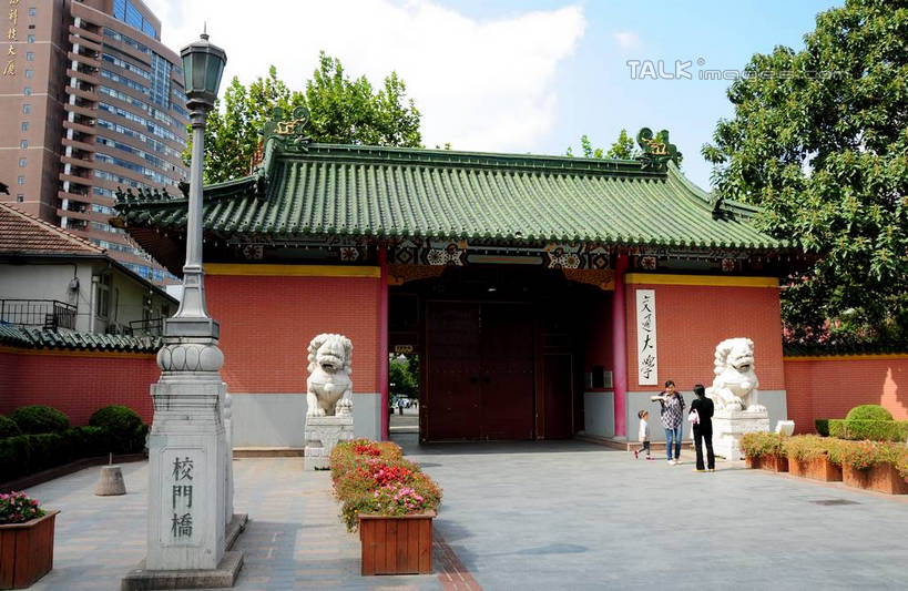 东方人,儿童,三个人,家庭,夫妻,母亲,父亲,儿子,站,横图,室外,白天,正面,爱情,旅游,度假,纯洁,名胜古迹,植物,标志建筑,地标,建筑,路灯,哺乳动物,野生动物,狮子,照明,雕塑,上海,中国,亚洲,阴影,服装,辟邪,遗迹,艺术,装饰,光线,标志,雕刻,雕像,文字,影子,字符,云,云朵,灯光,浪漫,云彩,休闲装,黄种人,古迹,文化,文物,娱乐,标识,建设,古建筑,石雕,灯,树,树木,小孩,衣服,蓝色,绿色,白云,蓝天,天空,阳光,自然,动物,工艺品,石狮,天,祈祷,站着,享受,休闲,健康,温暖,温馨,父子,母子,三口之家,一家人,休闲服,汉字,旅游胜地,恩爱,放松,父爱,可爱,母爱,童年,童趣,许愿,恋人,服饰,生长,晴朗,成长,纪念,祈求,照亮,美术,申,和睦,照明设备,中文,主题,凶猛,陈列,童真,古文明,东亚,烂漫,无邪,徐汇区,上海市,华山路,中华人民共和国,沪,华东地区,交通大学,功能,美学,驱邪,祛邪,避邪,国文,华文,守护神,残暴,平安,天真,凶残,男孩,男人,男性,年轻男性,年轻女性,女人,女性,亚洲人,孩子,年轻人,夫妇,情侣,晴空,站立,彩图,全身,交大,上海交大,上海交通大学,上海交通大学徐汇校区,伴侣,融洽,男生,shsgf1