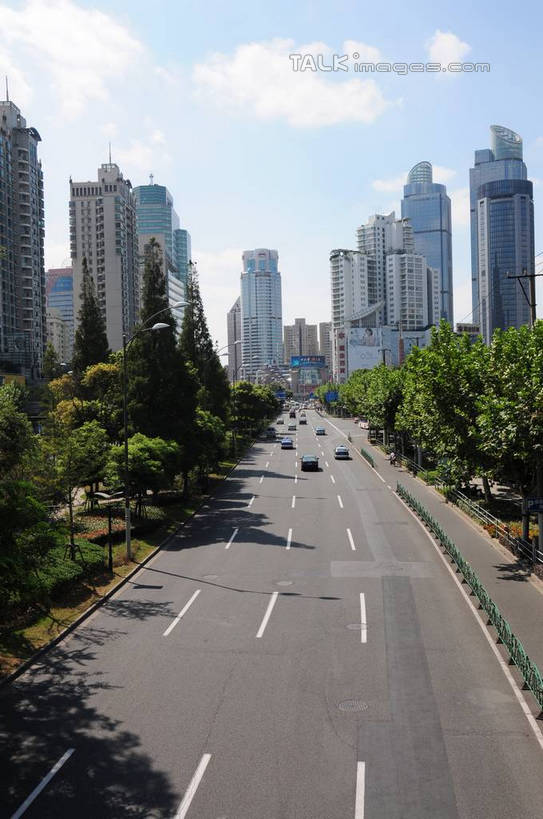 无人,高楼大厦,竖图,俯视,室外,白天,度假,美景,植物,城市风光,标志建筑,城市,大厦,道路,地标,建筑,路,摩天大楼,公路,汽车,上海,中国,亚洲,阴影,光线,影子,景观,云,云朵,分界线,停车线,交通,云彩,娱乐,建设,车,树,树木,蓝色,绿色,白云,蓝天,天空,阳光,自然,交通工具,轿车,天,享受,休闲,景色,放松,港汇广场,徐家汇,生长,晴朗,成长,车行道,车行道分界线,申,载具,标线,东亚,车行线,徐汇区,上海市,中华人民共和国,沪,华东地区,虹桥路,晴空,马路,彩图,高角度拍摄,大楼,高层建筑,高楼,摩天楼,港汇恒隆广场,shsgf1